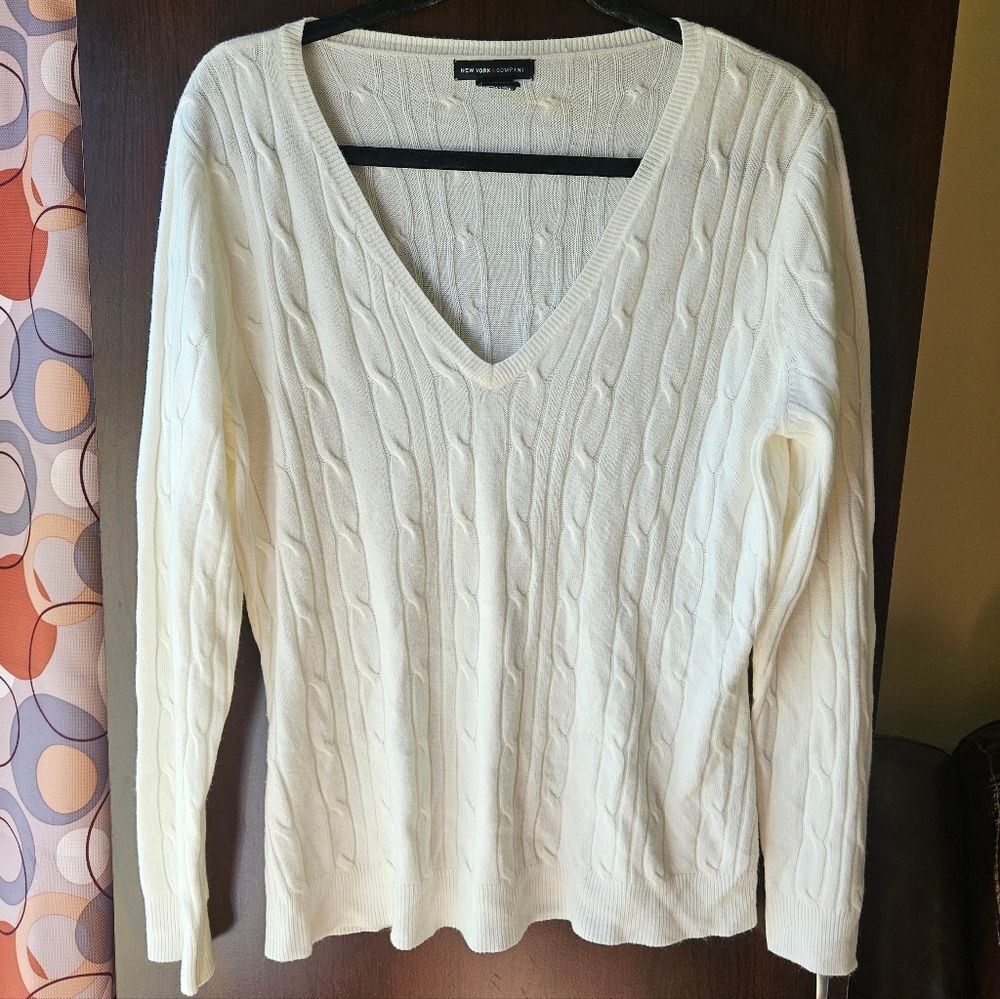New York & Company White V-Neck Sweater Size XL
